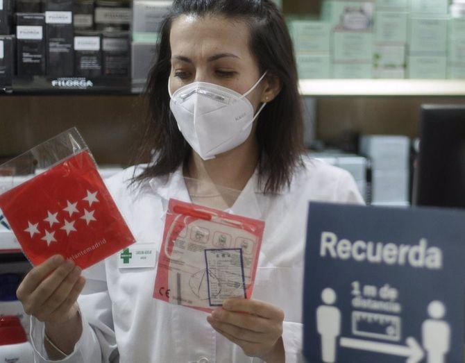 La Comunidad de Madrid ya hizo dos entregas gratuitas de mascarillas: dos primeras a toda la población en primavera y hasta cuatro a los mayores.