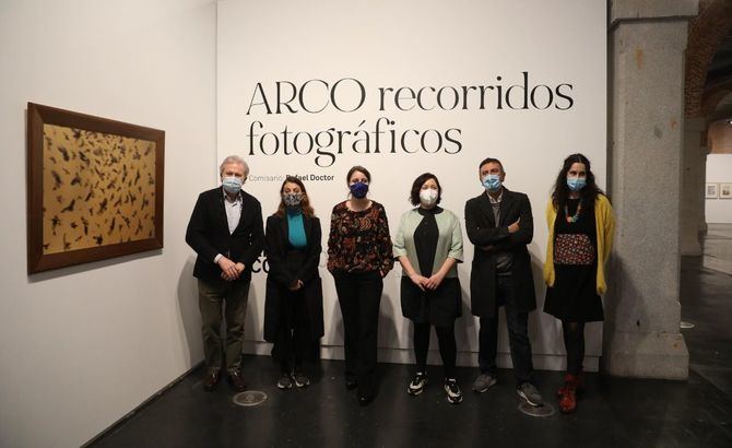 La exposición 'Recorridos Fotográficos' ofrece una particular mirada a más de dos décadas de arte en España a través de la visión de un grupo de creadores sobre la feria ARCO en Madrid, que conmemora su 40 aniversario.