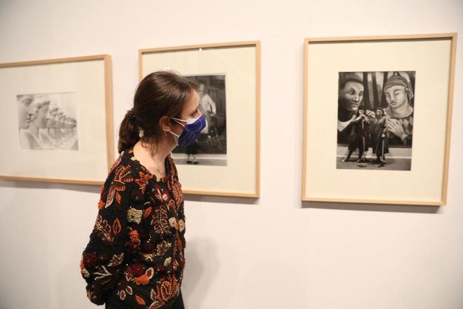 Los 'Recorridos Fotográficos' nacieron en 1988 por iniciativa de la Asociación Amigos de ARCO, con motivo de los 150 años de la invención de la fotografía. Autores como Cristina García Rodero, Alberto García-Alix, Miguel Trillo, Manuel Sonseca, Bernard Plossu, Cristina Lucas, Carles Congost, Ana Laura Aláez, Marina Núñez o Carmela García, entre otros, interpretan de manera poliédrica la feria. 