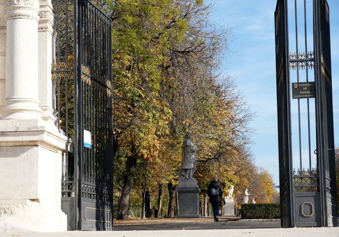 Tras las revisiones del arbolado, en el parque del Retiro quedan abiertas al público la puerta de Sáinz de Baranda, que conecta con la Biblioteca Eugenio Trías y la puerta Reina Mercedes, que lleva hasta el quiosco Florida.