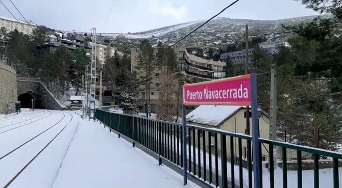 Según ha confirmado la Consejería de Sanidad, a pesar de que los municipios de Cercedilla y Navacerrada tienen restricciones de movilidad y están perimetrados, se autoriza a los madrileños en general a utilizar el acceso a la estación de esquí, ubicado en Cercerdilla.