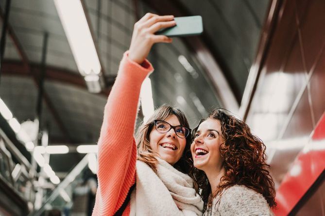 Renfe lanza un programa de descuentos de hasta el 50% para mujeres, bajo la denominación de 'Mujeres viajeras'