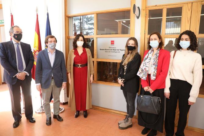 El alcalde de Madrid, José Luis Martínez-Almeida, ha participado junto con la presidenta de la Comunidad de Madrid, Isabel Díaz Ayuso, en la inauguración de la biblioteca del Centro Regional de Innovación y Formación (CRIF) Las Acacias, que desde hoy lleva el nombre del jurista fallecido en 2020, Severo Bueno de Sitjar de Togores. 