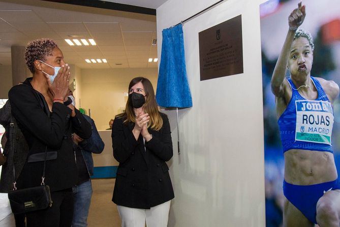 La concejala delegada de Deporte, Sofía Miranda, descubre una placa en reconocimiento a la atleta venezolana Yulimar Rojas.