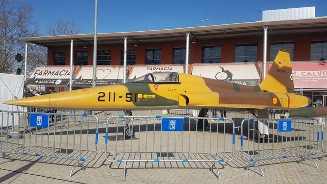 Organizada por la Junta Municipal de Latina en colaboración con el Servicio Histórico y Cultural del Ejército del Aire (SHYCEA), la exposición busca acercar a los ciudadanos la historia de la aviación española y el Museo del Aire, que en mayo cumple 40 años en el barrio de Cuatro Vientos.