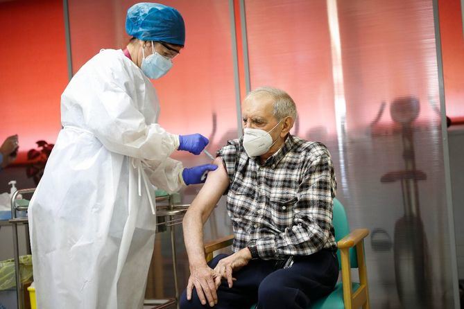 La vacunación frente al Covid-19 de los mayores de 80 años que no vivan en residencias arrancará finalmente en la región este jueves y serán citados en centros de salud.