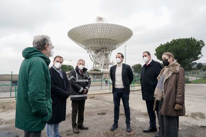 La presentación de esta publicación, que ha contado con la participación del autor, de la consejera de Cultura y Turismo, Marta Rivera de la Cruz, y del vicepresidente del Gobierno regional, Ignacio Aguado, ha tenido lugar en la Estación Espacial Madrid-NASA de Robledo de Chavela,