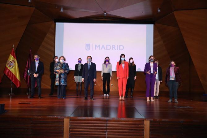 El alcalde de Madrid, José Luis Martínez-Almeida, junto a la vicealcaldesa, Begoña Villacís, y el delegado del Área de Familias, Igualdad y Bienestar Social, Pepe Aniorte, ha participado en el acto institucional, que también ha contado con los distintos grupos municipales, así como del Consejo de la Mujer.