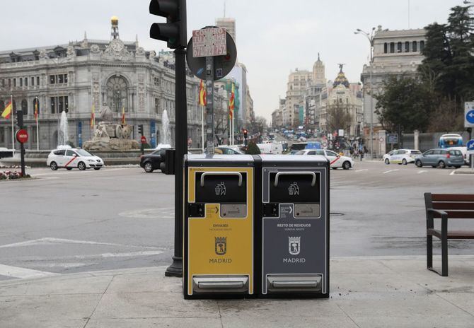 Las 1.300 papeleras solares compactadoras que funcionan en la ciudad desde julio del año pasado permiten recoger entre tres y cuatro veces más residuos que las papeleras convencionales y reducir las emisiones de CO2 un 92 %, ya que se realizan menos viajes en carretera.