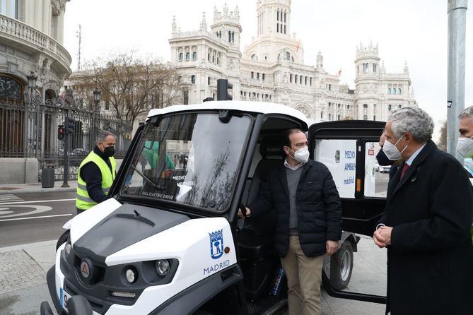 El delegado de Medio Ambiente y Movilidad, Borja Carabante, acompañado por el concejal de Salamanca, José Fernández, ha comprobado el funcionamiento de los sensores en una de las papeleras, en la calle Alcalá, 55. Por ahora, han llegado a este distrito 215 unidades y 110, a Usera, cifras que aumentarán en los próximos meses hasta llegar a todos los distritos. 