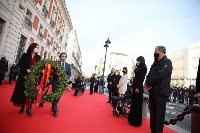 Almeida y Ayuso han depositado una corona de laurel junto a la placa que recuerda a los fallecidos mientras las campanas de la Real Casa de Correos doblaban en recuerdo a las víctimas. 