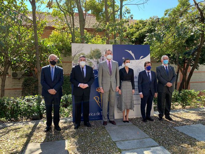 Durante la visita a la Real Fábrica de Tapices, los Reyes hanestado acompañados por el ministro de Cultura y Deporte, José Manuel Rodríguez Uribes; el alcalde de Madrid, José Luis Martínez-Almeida; y por el consejero de Educación y Juventud y consejero de Cultura y Turismo de la Comunidad de Madrid y presidente del Patronato de la Real Fábrica de Tapices, Enrique Ossorio.