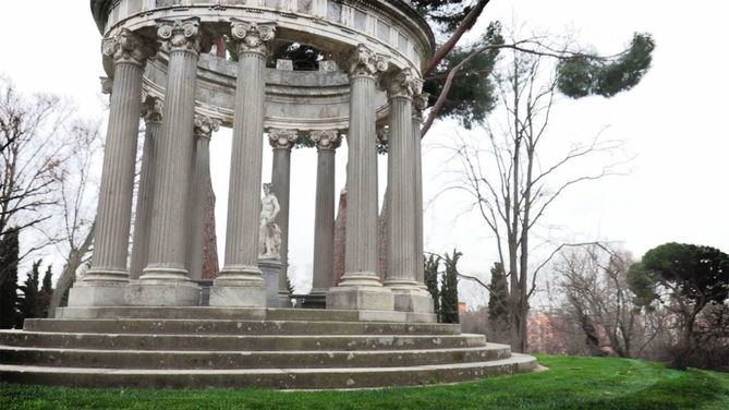 La autora propone comenzar el particular recorrido por el jardín de El Capricho de la Alameda de Osuna, uno de los lugares más mágicos de la ciudad. Esconde numerosos elementos que contienen amplia simbología de corte masónico e iniciático.