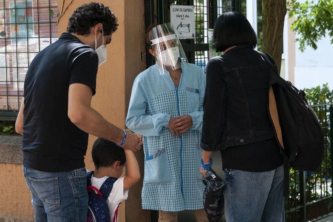 Las asociaciones firmantes han manifestado que esperan que 'se imponga la cordura' y la Comunidad de Madrid garantice a las familias 'una jornada electoral con normalidad democrática y asueto laboral'.