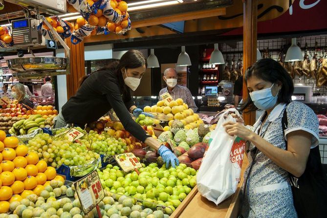 En 2020, el ahorro aumentó un 126,6%, hasta 108.844 millones, mientras que la renta disponible de los hogares disminuyó el 3,3%, hasta 739.585 millones, y el gasto en consumo cayó un 12%, hasta 628.198 millones. 