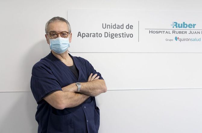 En la imagen superior, el Dr. Sarbelio Rodríguez, Jefe de Servicio de Aparato Digestivo del Complejo Hospitalario Ruber Juan Bravo.