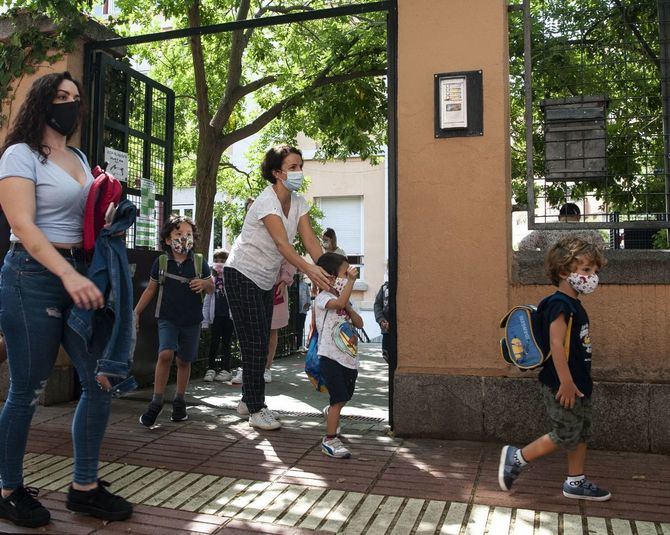 Alrededor de 150.000 familias madrileñas y 2.000 centros sostenidos con fondos públicos de la región participarán en la admisión para el primer y segundo ciclo de Educación Infantil, Educación Primaria, Educación Especial, Educación Secundaria Obligatoria y Bachillerato, cuyo plazo de presentación de solicitudes estará abierto hasta el próximo 23 de abril.