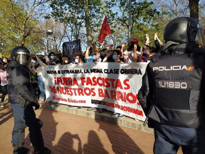 La Policía Nacional ha cargado contra los manifestantes congregados en Puente de Vallecas para protestar por el acto de precampaña de Vox, algunos de los cuales han lanzado botellas y otros objetos contra el líder nacional del partido, Santiago Abascal, y la candidata para las elecciones de la formación en la Comunidad de Madrid, Rocío Monasterio, a su llegada. 