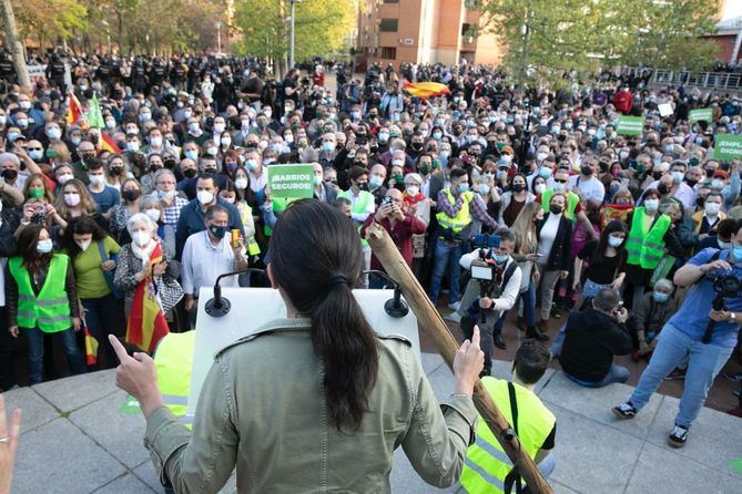 Cargas policiales, heridos y detenidos en el mitin de Vox en Puente de Vallecas