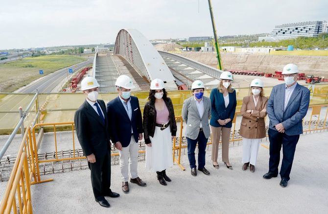 La Junta de Compensación de Valdebebas está llevando a cabo los trabajos de montaje de un puente singular que unirá el nuevo desarrollo de Valdebebas con la Terminal 4 del aeropuerto Madrid-Barajas Adolfo Suarez. En la Imagen, Isabel Díaz Ayuso y José Luis Martínez-Almeida, durante una visita a las obras de colocación del tablero del puente sobre la M-12, el pasado viernes.