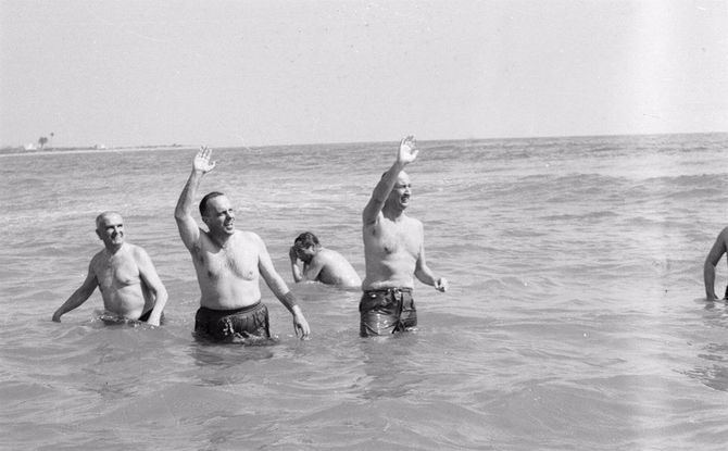 Gracias a documentos y materiales recientemente desclasificados y cientos de imágenes y fotografías inéditas, descubriremos la verdad, sin censura, y reviviremos el famoso baño de Fraga.
