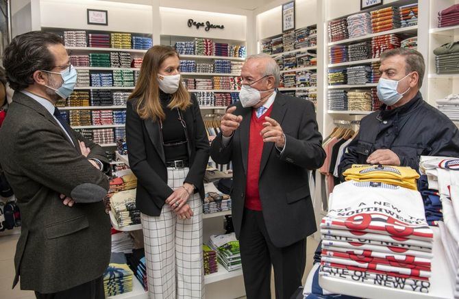 Encuentro del consejero de Hacienda, Fernández-Lasquetty con el comercio textil del distrito de Centro