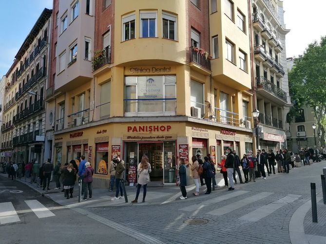 Los 1.084 colegios electorales de la Comunidad de Madrid han abierto sus puertas a las nueve de la mañana para recibir a los votantes que participen en los comicios autonómicos.