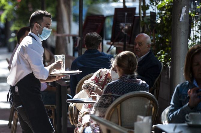 En la Comunidad de Madrid se aplicarán, a partir de las 00.00 horas del 9 de mayo, la obligatoriedad del uso de mascarillas 'en las mismas condiciones y con las mismas excepciones' que actualmente, la recomendación de que las agrupaciones de personas se limiten en actividades sociales y familiares, en lugares públicos o privados, a un máximo de seis personas, salvo convivientes.