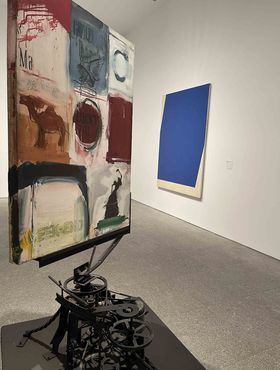 Sala 421. 'Turning friendship of America and France', de Jean Tinguely, y 'Concorde', de Ellsworth Kelly.