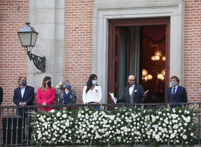 El actor ha animado a los madrileños a disfrutar de la fiesta “con precaución y con alegría contenida”, algo que, asegura, “hemos demostrado que se puede porque nos venimos arriba con las adversidades y el ciudadano medio es responsable y solidario”.