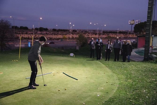 Hay cursos dirigidos a niños de seis a 14 años que residan o estén escolarizados en el distrito y también intensivos de golf para mayores de 21 años.