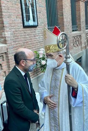 El concejal de Centro, José Fernández, conversa con el cardenal Osoro.