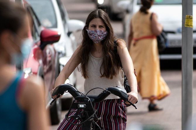 El uso de mascarilla podría dejar de ser obligatorio en Madrid en las próximas semanas. Sin emabrgo, según un estudio, la mayoría de los españoles aseguran que seguirán utilizándola en lugares masificados y en temporadas de gripe y alergias.