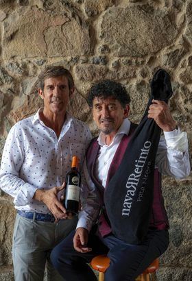 En la imagen, el único cortador Marca España, considerado ‘el mejor del mundo’, Florencio Sanchidrián, junto a Javier Moro, tercera generación al frente Emilio Moro.