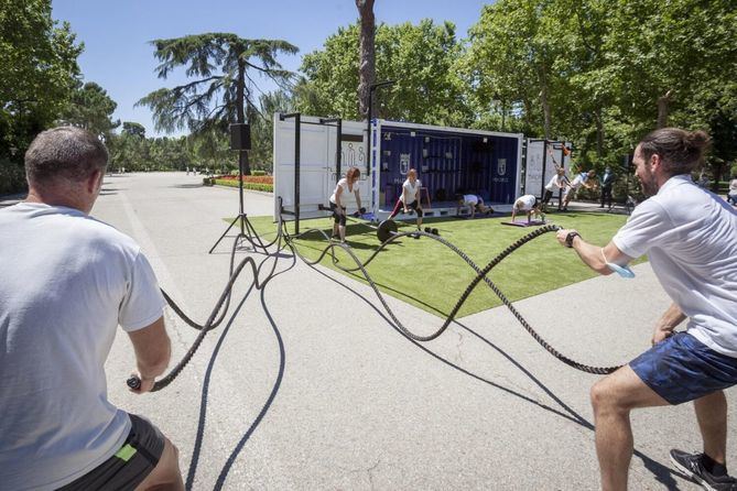 Esta nueva oferta deportiva es parte del compromiso de Madrid con la reciente capitalidad mundial del deporte 2022. Se trata de una nueva e innovadora actividad al aire libre, con clases dirigidas y ubicación itinerante por diferentes parques de la ciudad.