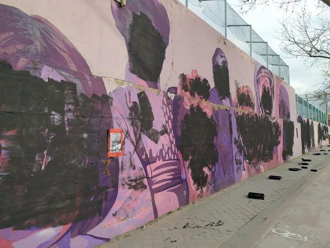 La Junta Municipal del distrito optaba por lanzar un contrato menor para limpiar y restaurar el mural. A él han concurrido cuatro empresas, resultando ganadora Unlogic Crew. El presupuesto del contrato es de aproximadamente 14.900 euros.