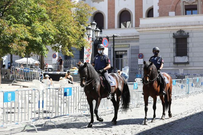 El servicio ordinario se reforzará con más de 70 agentes cada día, en turnos de mañana, tarde y noche, que contarán con la colaboración de los drones de la Sección de Apoyo Aéreo, de los perros de la Sección Canina y de las caballerías de la Unidad del Escuadrón.