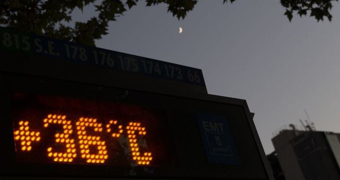 La previsión de la Agencia Estatal de Meteorología (Aemet) en la Comunidad de Madrid para este miércoles indica que las temperaturas máximas superarán los 34 grados en el tercio norte y los 37-39 en el resto de la región, con probabilidad de tormentas acompañadas de rachas muy fuertes de viento.