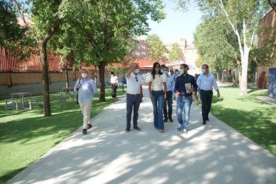 La vicealcaldesa de Madrid, Begoña Villacís, ha visitado este miércoles, junto al delegado de Familias, Igualdad y Bienestar Social, Pepe Aniorte, y el delegado de Desarrollo Urbano, Mariano Fuentes, las obras de acondicionamiento que se están llevando a cabo en el patio del CEIP Nuestra Señora del Lucero, en el distrito de Latina.