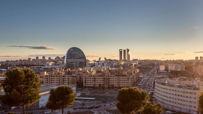 El distrito de Chamartín alberga el centro financiero de la ciudad, con el tramo norte de la Castellana y frente al complejo de Cuatro Torres, que corresponde al distrito de Fuencarral-El Pardo, al igual que gran parte del proyecto urbanístico de Madrid Nuevo Norte.