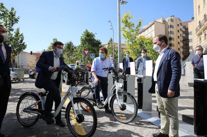 Martínez-Almeida ha explicado que, ante el aumento del vandalismo, se estudia modificar el sistema de anclaje de las bases de las bicicletas. En la imagen, el alcalde, durante la inauguración de una estación de BiciMAD en el distrito de Carabanchel. 