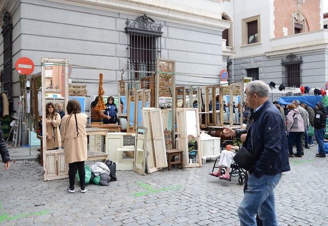 Más Madrid, PSOE y Vox votaban este miércoles, en el Pleno de Centro, a favor de la 'reapertura total' del Rastro, con el cien por cien de los puestos del mercadillo.