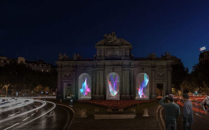 El Festival cuenta con más de una veintena de obras artísticas de reconocidos creadores nacionales e internacionales. La Puerta de Alcalá, Cibeles, El Retiro, el Museo del Prado, el Palacio Real o la plaza Mayor son algunos de los espacios emblemáticos intervenidos artísticamente, configurando un mapa de luz único.