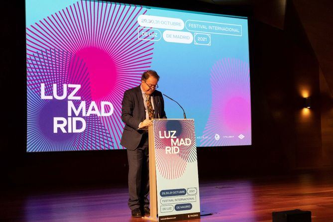 La nueva iniciativa del Área de Cultura, Turismo y Deporte vestirá las últimas noches de otoño de arte y creatividad, en una experiencia única. Del 29 al 31 de octubre, entre las 20.00 y las 0.00 horas, las más innovadoras formas de expresión artística arrojarán una nueva mirada sobre el espacio público. En la imagen, el director general de Patrimonio Cultural, Luis Lafuente, durante su presentación.