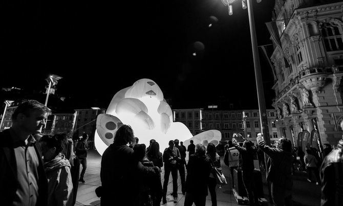 En la Puerta del Sol, la australiana Amanda Parer realiza una crítica medioambiental con 'Intrude Family', a través del encuentro de los transeúntes con conejos gigantes que son iluminados por luz blanca y que han podido verse en diferentes ciudades del mundo. 