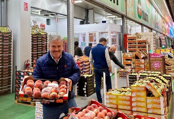 En la imagen, Luis Pacheco, comerciante de alimentación de Madrid y autor de este artículo. 