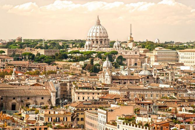 El turismo religioso es la modalidad de viaje motivada por la fe, la espiritualidad, la devoción o el interés por conocer el patrimonio de arte sacro que incluye todos los credos de interés turístico. 