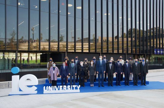 Junto al rey han estado el ministro de Universidades, Manuel Castells; el líder del PP, Pablo Casado; la presidenta de la Comunidad de Madrid, Isabel Díaz Ayuso, y el secretario general de la Organización Mundial del Turismo, el georgiano Zurab Pololikashvili. También el alcalde de Madrid, José Luis Martínez-Almeida, y la alcaldesa de Segovia, Clara Luquero, ciudad donde está el otro campus de la IE University.