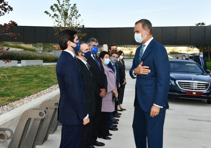 El presidente de la institución educativa, Diego del Alcázar Silvela, y su hijo, el consejero delegado, Diego del Alcázar Benjumea, les han dado la bienvenida en el exterior de la escuela de negocios.