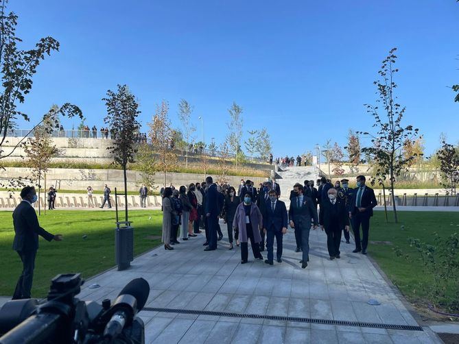 Además del campus, parte del módulo inferior del edificio va a alojar un hospital privado y una zona comercial y de restauración, aunque las obras en este espacio aún no han concluido.